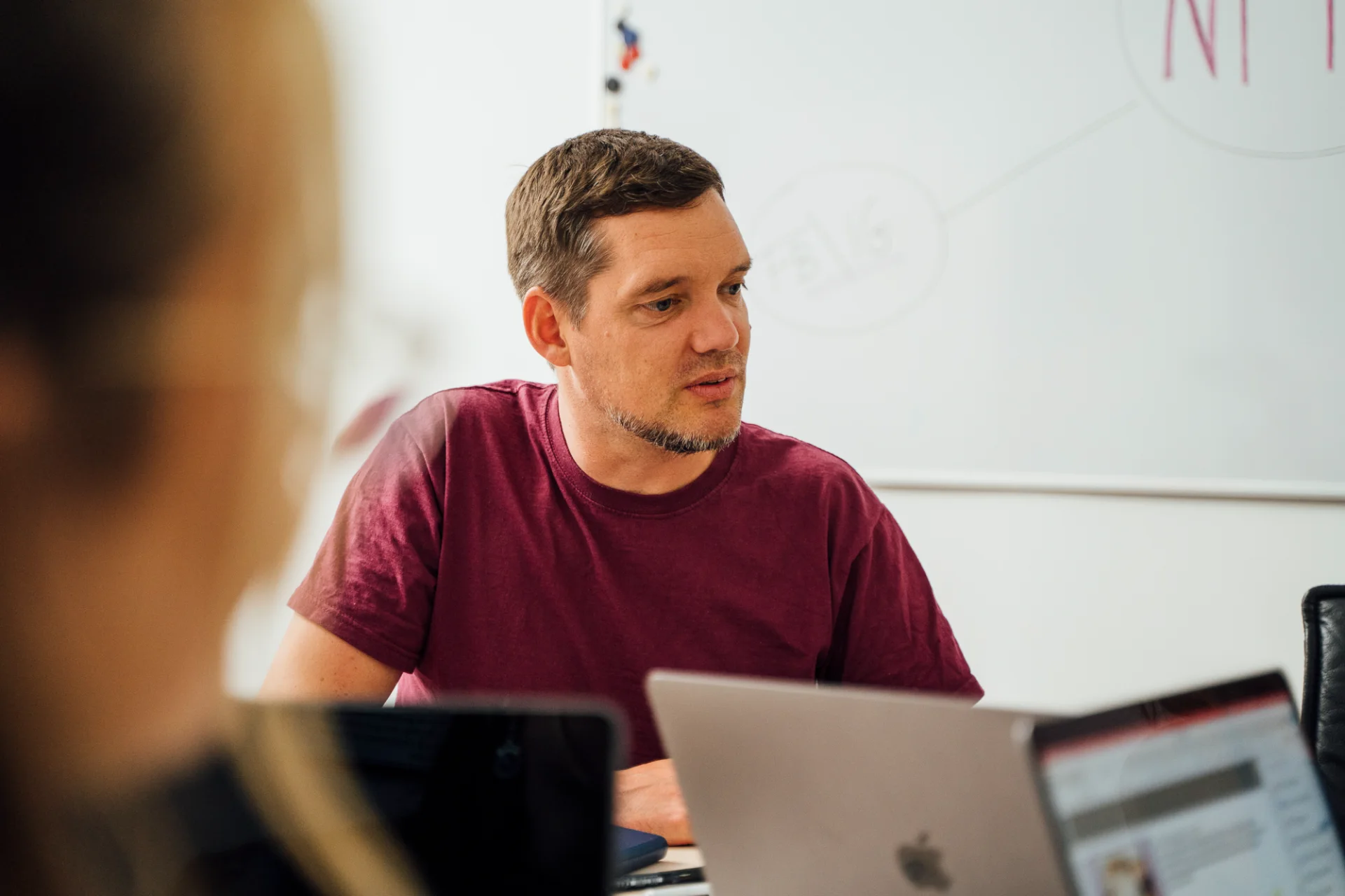Team plant die telefonische KI-Terminvereinbarung am Whiteboard